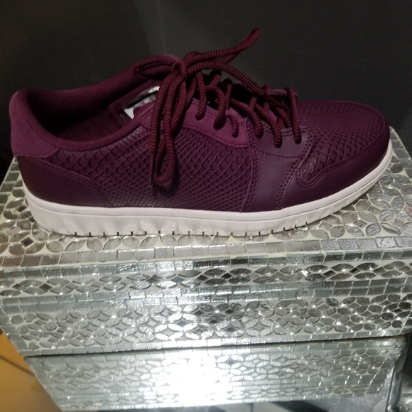 NWT Nike Air Jordan 1 Retro Bordeaux - Picture 2 of 5